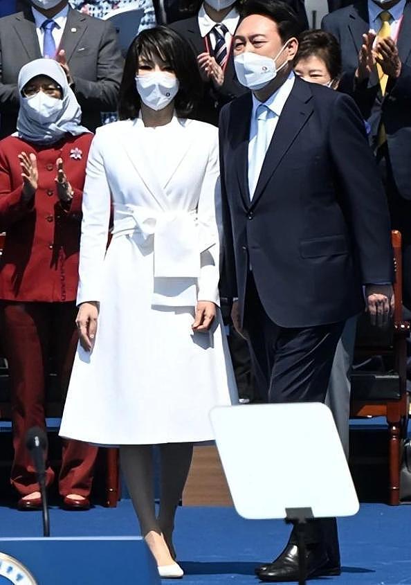 韩国新第一夫人真挺美，穿套装优雅知性，有贤内助的高级感 - 5