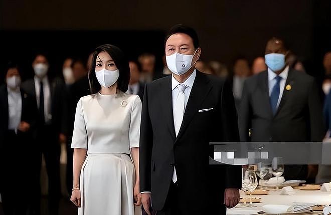 韩国新第一夫人真挺美，穿套装优雅知性，有贤内助的高级感 - 2