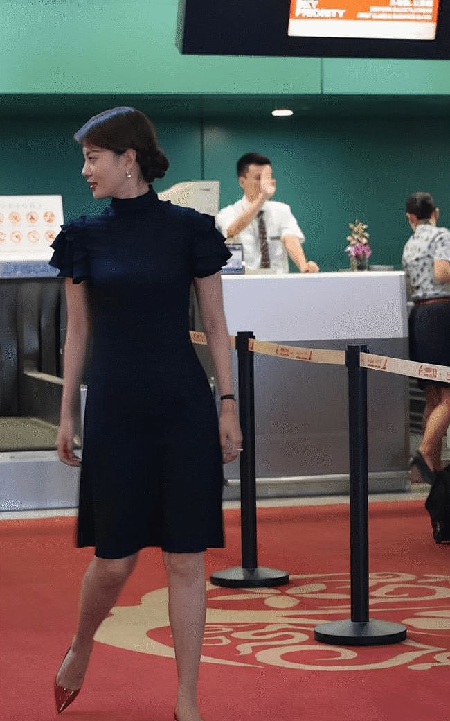 生活中的刘芳菲也这么优雅，宽肩细腰的比例正好，裙装盘发挺精致 - 5