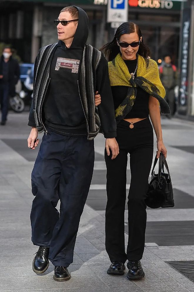 下周穿什么 | Bella Hadid带男友在时装周溜达，我却爱上她的短上衣 - 31