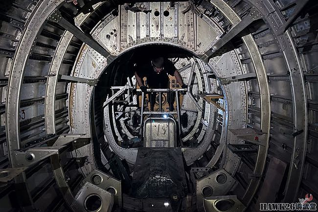 钻进图-16轰炸机 乌克兰博主冒险进入纪念碑 探索神秘的内部结构 - 18