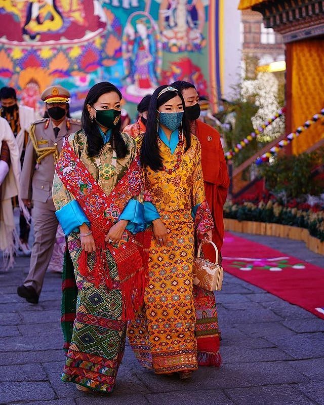 不丹王室齐亮相庆祝国庆！4位王母穿得比王后还艳，公主们颜值高 - 12