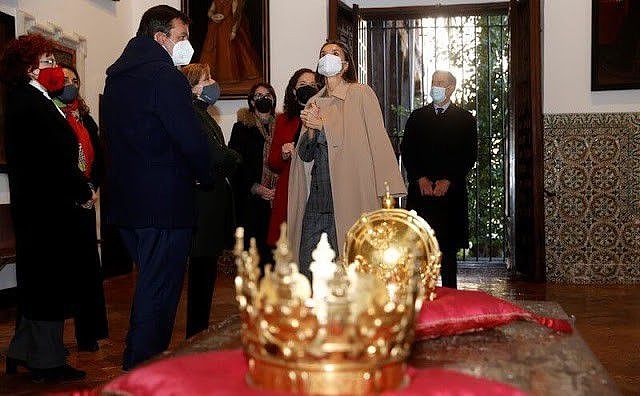 西班牙王室的圣诞贺卡来啦公主姐妹花气场强，莱后与国王穿情侣装 - 12