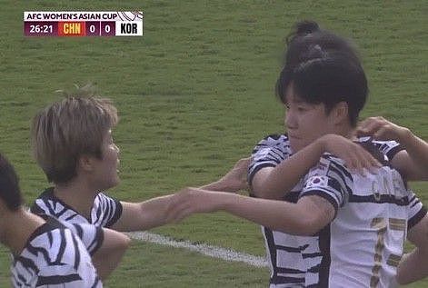 0-2！中国女足亚洲杯陷入绝境！后防线被打穿，补时手球被判点球 - 2