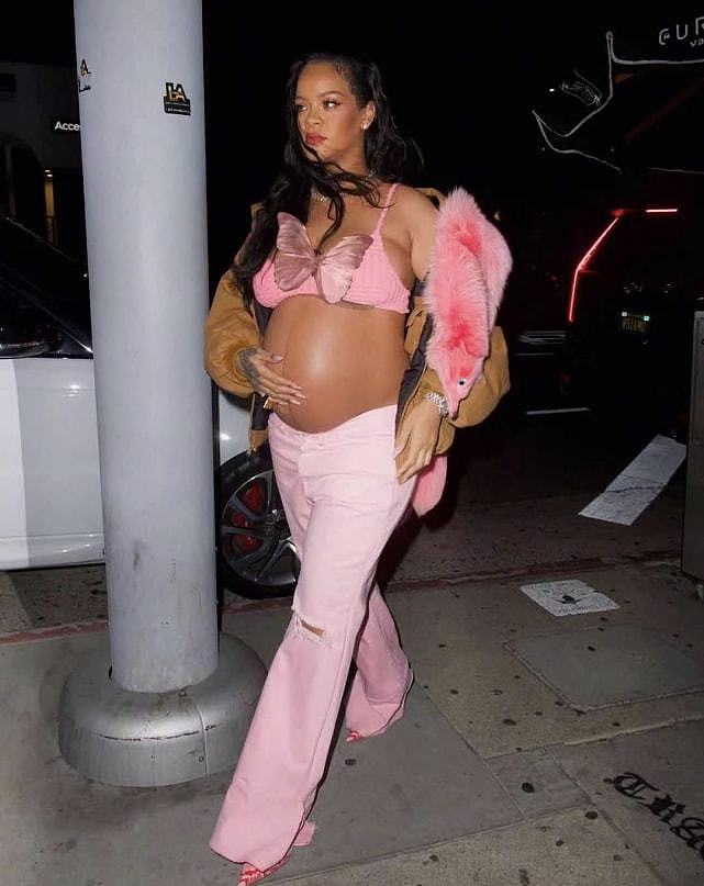 蕾哈娜抓住机会秀9个月孕肚！穿粉色胸衣露肚皮，狐狸皮草太个性 - 6