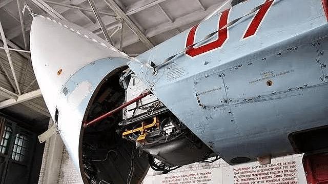 拆卸一架苏-27战斗机的雷达罩给你看里面的设备 - 11
