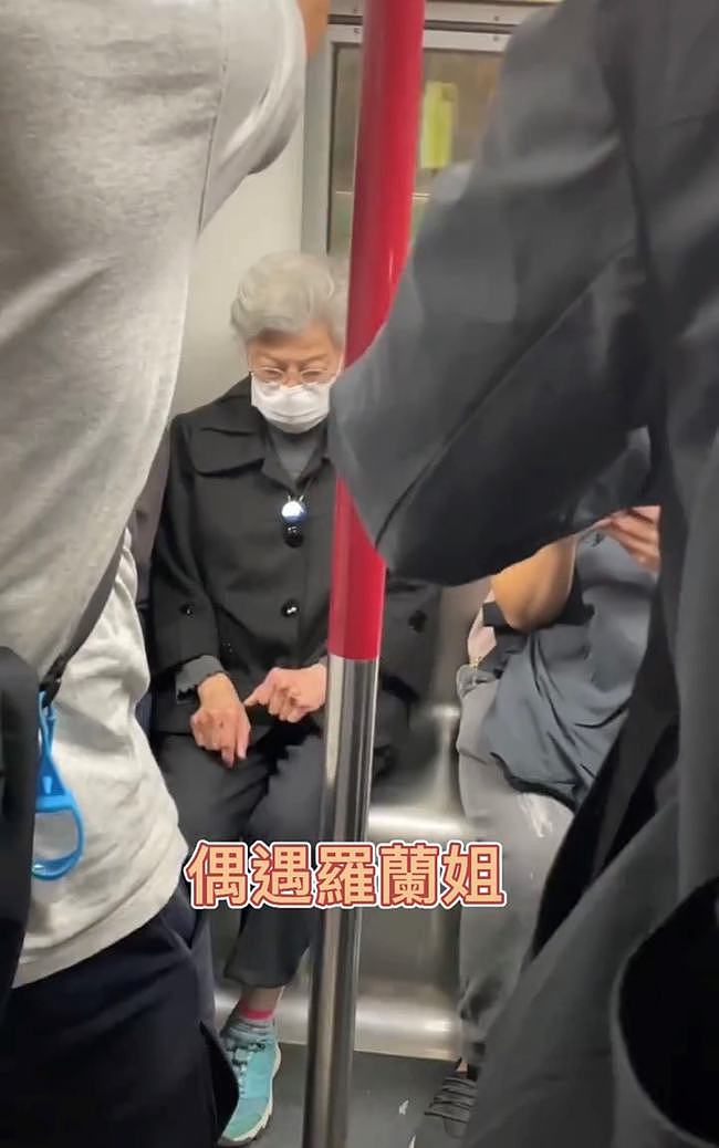 87岁罗兰乘地铁出行，满头白发被人搀扶，担心脑退化至今不敢退休 - 5