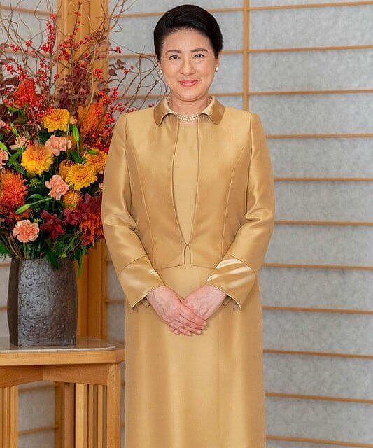 日本雅子皇后58岁官方生日照来啦！穿金色套装太美，和德仁好恩爱 - 7