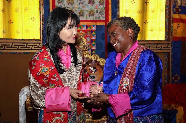 不丹王室的颜值太惊艳！58岁王母搭刺绣披肩很贵气，公主似洋娃娃 - 12