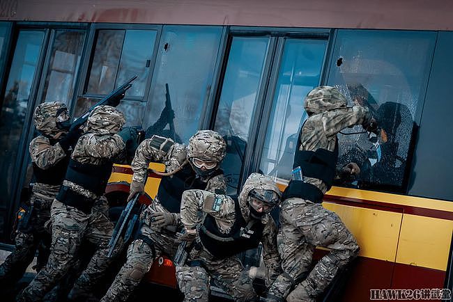 直击：波兰宪兵特别行动部队解救人质演习 霰弹枪破窗 冲上公交车 - 10