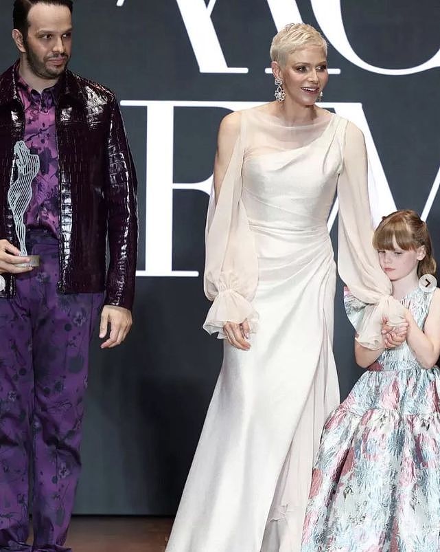 摩纳哥王妃终于肯营业！和7岁小公主走红毯太闪耀，穿香槟裙好美 - 9