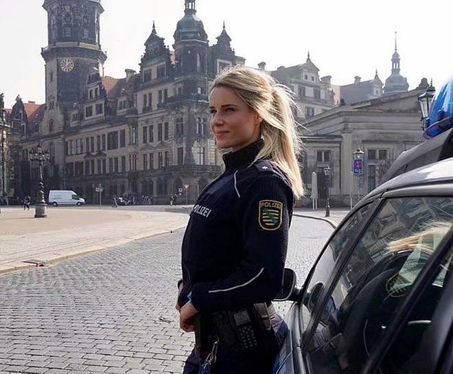来自世界30个国家的最美女警花 - 23