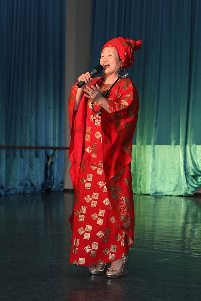 朱明瑛的老艺术家气质真浓，穿红色印花蝙蝠裙，看着个性挺活泼的 - 9