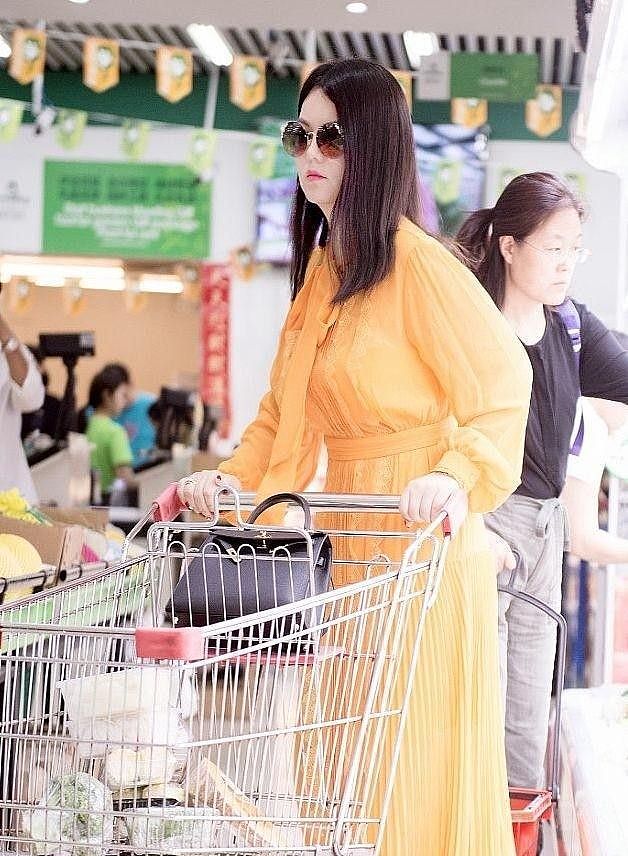 李湘不在意身材，穿橘色雪纺裙配高跟鞋，逛超市也穿得有品质 - 1