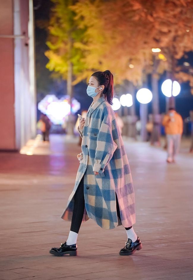 杭州素人街拍分享，穿oversized的服装，衣服设计保守效果却很美 - 1