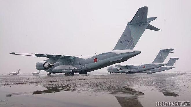 日本航空自卫队C-2运输机覆盖积雪 专用除雪车上场 为起飞做准备 - 1