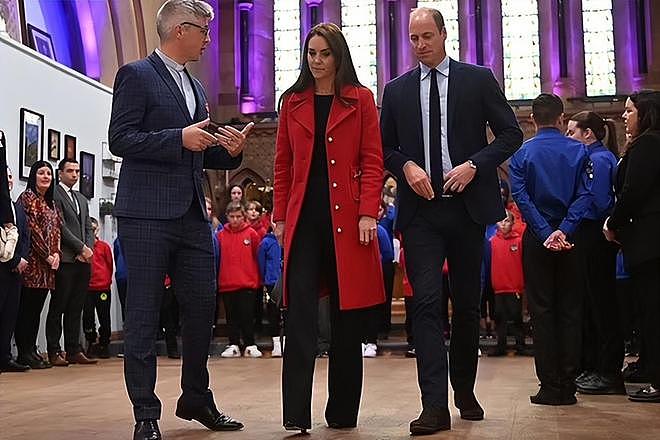 凯特王妃好有心，穿着戴妃访问威尔士时的同色红衣，大气又博好感 - 7