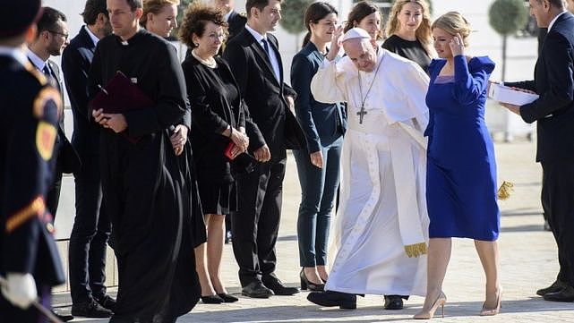 48岁斯洛伐克美女总统接待罗马教皇！泡泡袖蓝裙太惊艳，有富态感 - 2