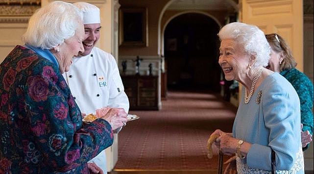 95岁英国女王庆祝登基70周年！穿斗篷大衣亮相，拄着拐杖消瘦好多 - 10
