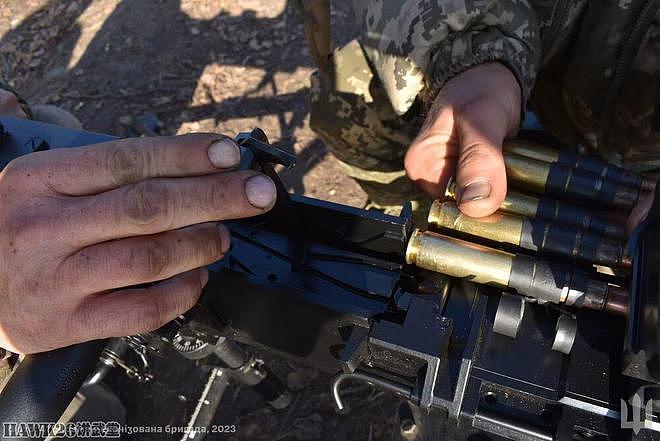 乌克兰士兵学习操作M2A1大口径机枪 美国送武器 加拿大送弹药 - 2