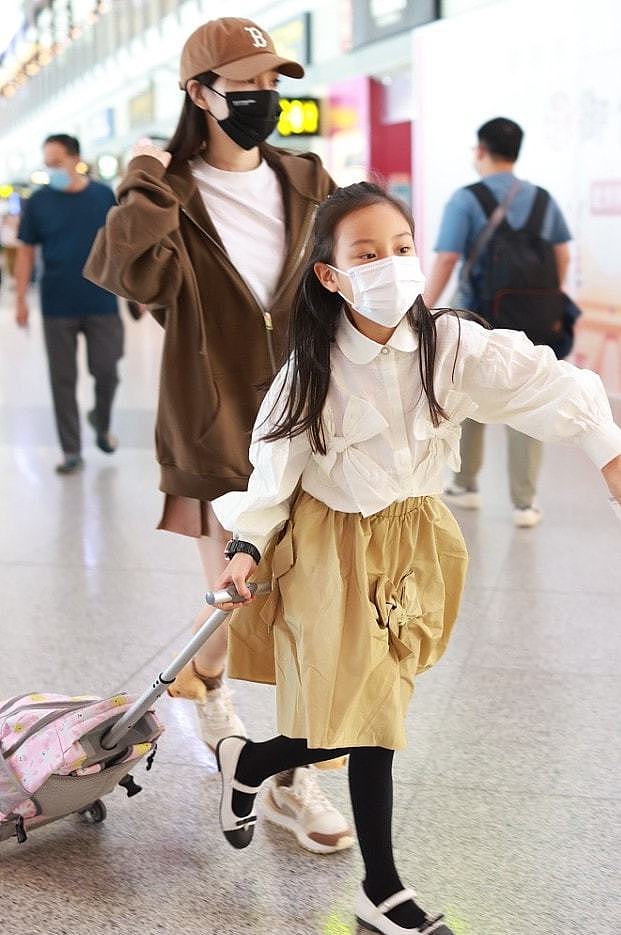 贾乃亮和李小璐女儿快9岁了，李小璐依旧有“少女感”，穿搭时尚 - 7
