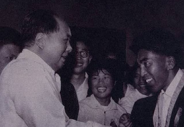 1953年毛主席亲邀救命恩人参加观礼，见面后：你不是背我的陈添裕 - 2