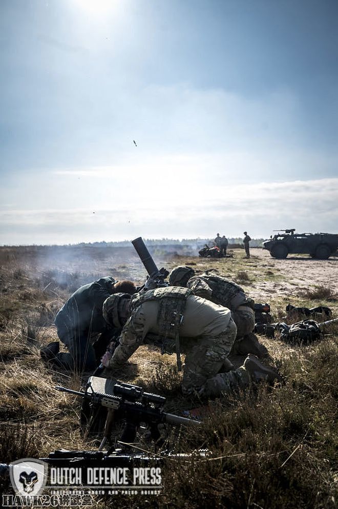 荷兰陆军第42猎兵营迫击炮训练 难得实弹射击 教官监督操作过程 - 26