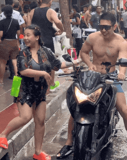 泰国泼水节男女上演狂野盛宴，场面一度失控... - 13