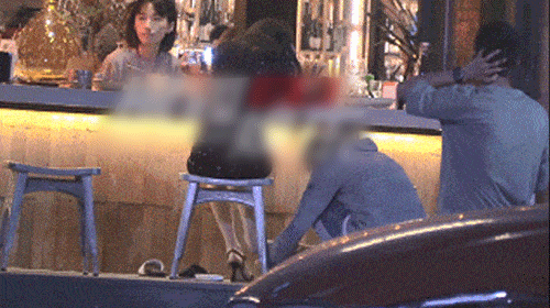 40岁李小璐穿短裙拍视频，助理蹲下为她换鞋被斥责：你没有手吗 - 2