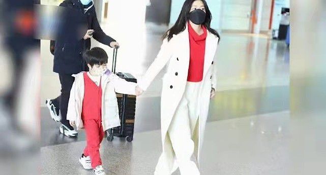 陈妍希高调带儿子走机场！小星星穿中国红，桃花眼比爸爸还会放电 - 2