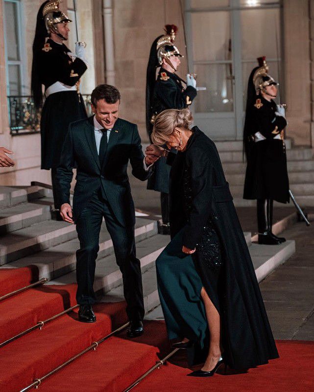 法国总统同框大24岁的妻子！布丽吉特穿开叉裙秀腿盘着发好美丽 - 12