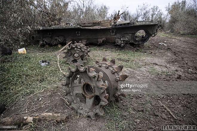 乌克兰军队抢修受损坦克 T-72加装屏蔽装甲 年迈车组留在一线战斗 - 38