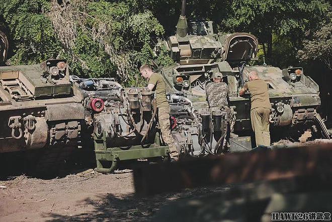 乌克兰军方发布宣传照 士兵克服困难抢修美制步兵战车 自行榴弹炮 - 1