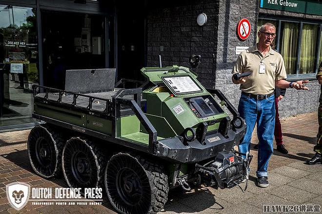 荷兰军队展示新型无人车辆 采用6×6轮式底盘 可安装各种武器装备 - 2