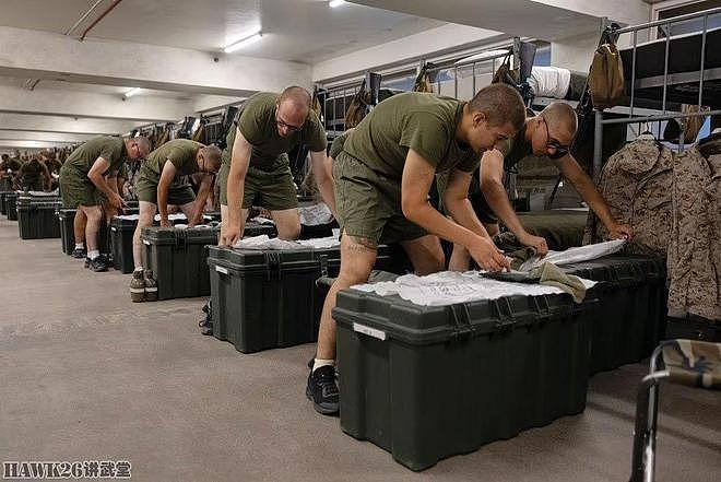 美国海军陆战队新兵学习清洁保养步枪 电影《全金属外壳》既视感 - 1