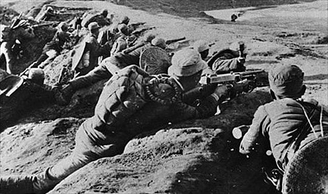 1943年，15名日军被围拒不投降，他直接下令活埋！后授衔开国少将 - 4