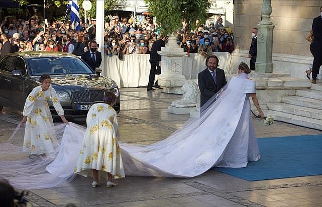 希腊王子举行盛大婚礼！迎娶亿万富翁女儿，新娘穿露肩婚纱超梦幻 - 2