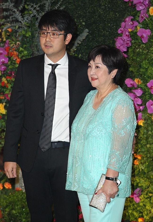 谢贤前妻挺富态的，穿淡蓝色套装配银色手袋，看得出年轻时有多美 - 1