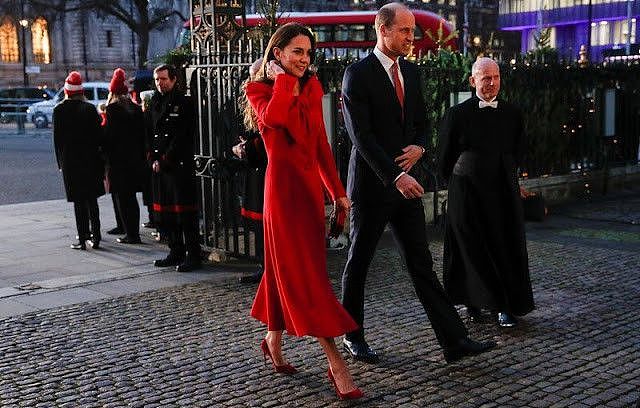 凯特王妃圣诞新造型太美啦！穿蝴蝶结红裙亮相，纤细腰身令人羡慕 - 4
