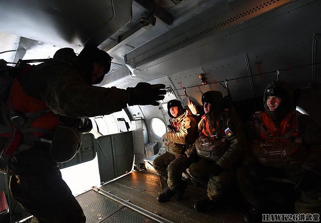 驻北极地区俄军部队伞降演习 海军陆战队客串伞兵 战斗力爆棚 - 5