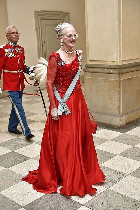 81岁丹麦女王的最新肖像照曝光！蓝裙配王冠很大气，抹红唇不服老 - 3