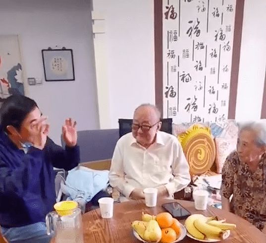 冯巩教师节探望89岁恩师，对方曾带其拜师马季，培养众多相声大师 - 12