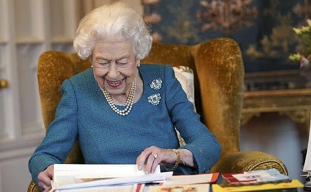 英国女王闪耀亮相茶话会！光腿穿蓝裙超迷人，脸上的皱纹太真实了 - 13