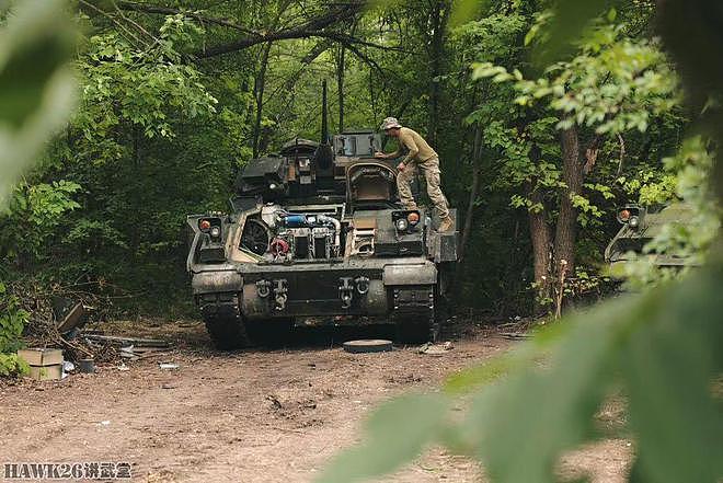 乌克兰军方发布宣传照 士兵克服困难抢修美制步兵战车 自行榴弹炮 - 6