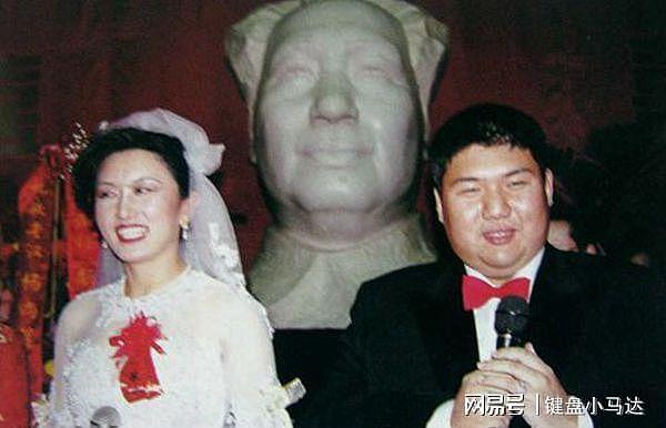 她是毛新宇少将第一任妻子，北大毕业后就结婚，身材高挑颜值动人 - 1