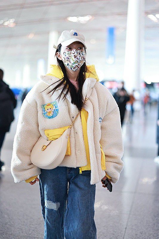 宋轶走机场穿着真“少女”，白黄双色羊羔毛外套秀出个性，显甜美 - 3