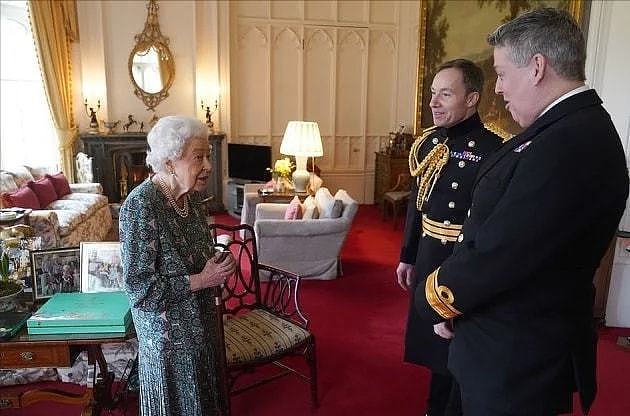 95岁英国女王确诊新冠，难怪老太太最新亮相好虚弱，佝偻着好瘦 - 6