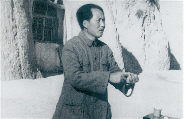 1947年蒋介石唯一一次到延安，坐在主席的窑洞里很不解：为什么？ - 5