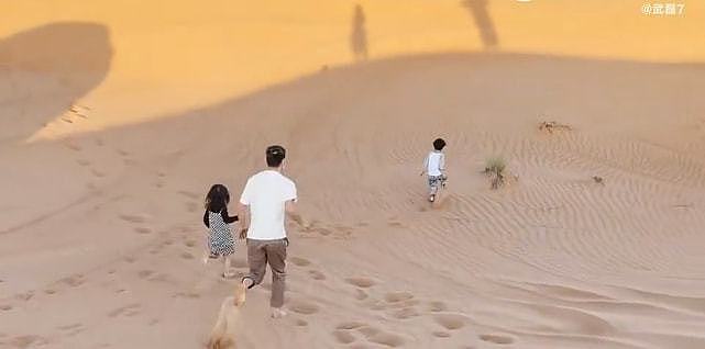 享受人生!武磊携漂亮妻子阿联酋度假,一双儿女头回见沙漠满地疯玩 - 9