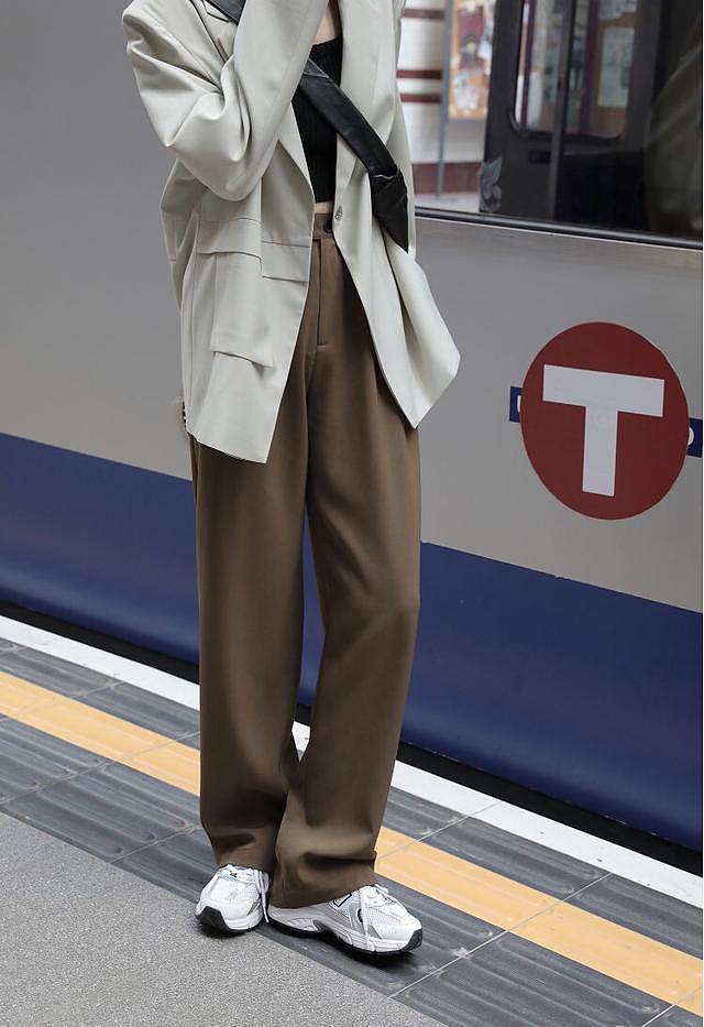 棕色西装裤的N种搭配，简单易学，显瘦显高，简直不要太好看了 - 6